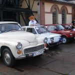 Zabytkowe samochody na placu muzealnym na wydarzeniu "Legenda Stara"