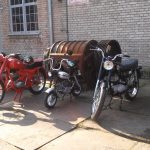 Motocykle i motorowery przed budynkiem dawnej kotłowni na wydarzeniu "Legenda Stara"