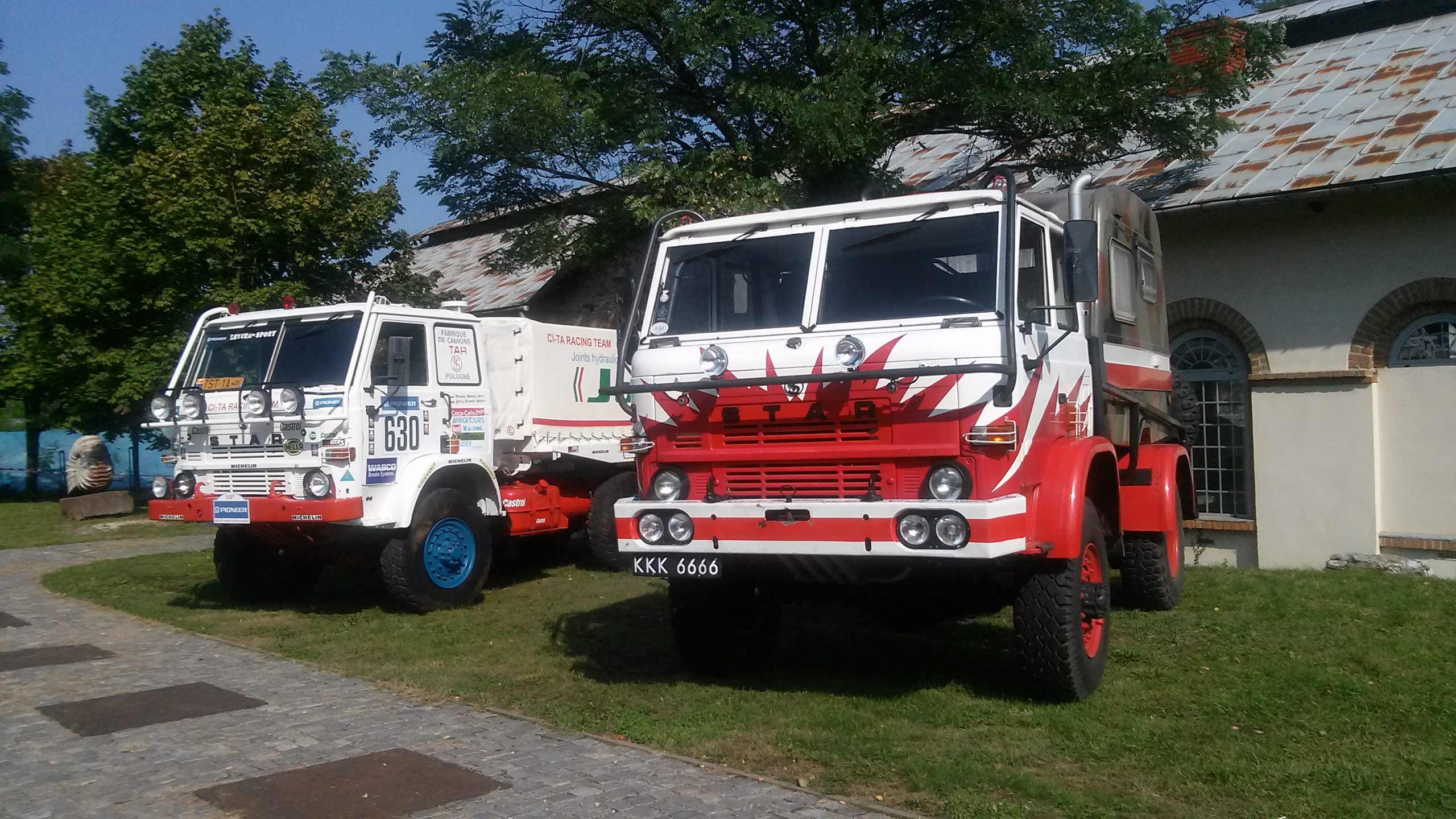 Samochody ciężarowe marki Star przed halą lejniczą na wydarzeniu "Legenda Stara"