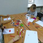 dzieci podczas akcji "BohaterON – włącz historię" robienie pocztówek