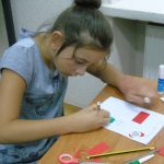 dzieci podczas akcji "BohaterON – włącz historię" robienie pocztówek