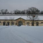 budynek hali Lejniczej w aurze zimowej