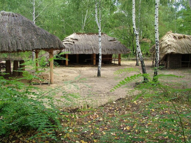 chaty starożytne na parku Archeologicznym w Muzeum