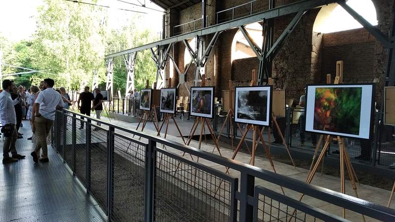 uczestnicy wersnisażu wystawy fotograficznej „OSTRENIEOSTRE MKII” Andrzeja Wampa Karbińskiego - hala spustowa Muzeum