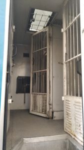 Wnętrze więźniarki w samochodzie Star 742