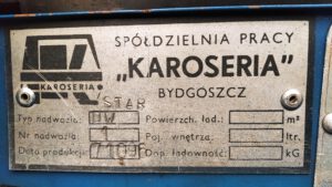 Tabliczka znamionowa "Spółdzielnia Pracy Karoseria Bydgoszcz" - wykonawcy kabiny Stara 742