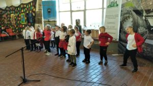 Występ artystyczny dzieci podczas XII Festynu Ekologicznego "Zaginiony świat naszej Ziemi" - hala lejnicza