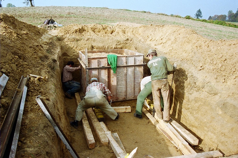 Odkrywka archeologiczna w okolicach miejscowości Wióry. Prace przy wydobyciu bloku lessowego przez grupę pracowników